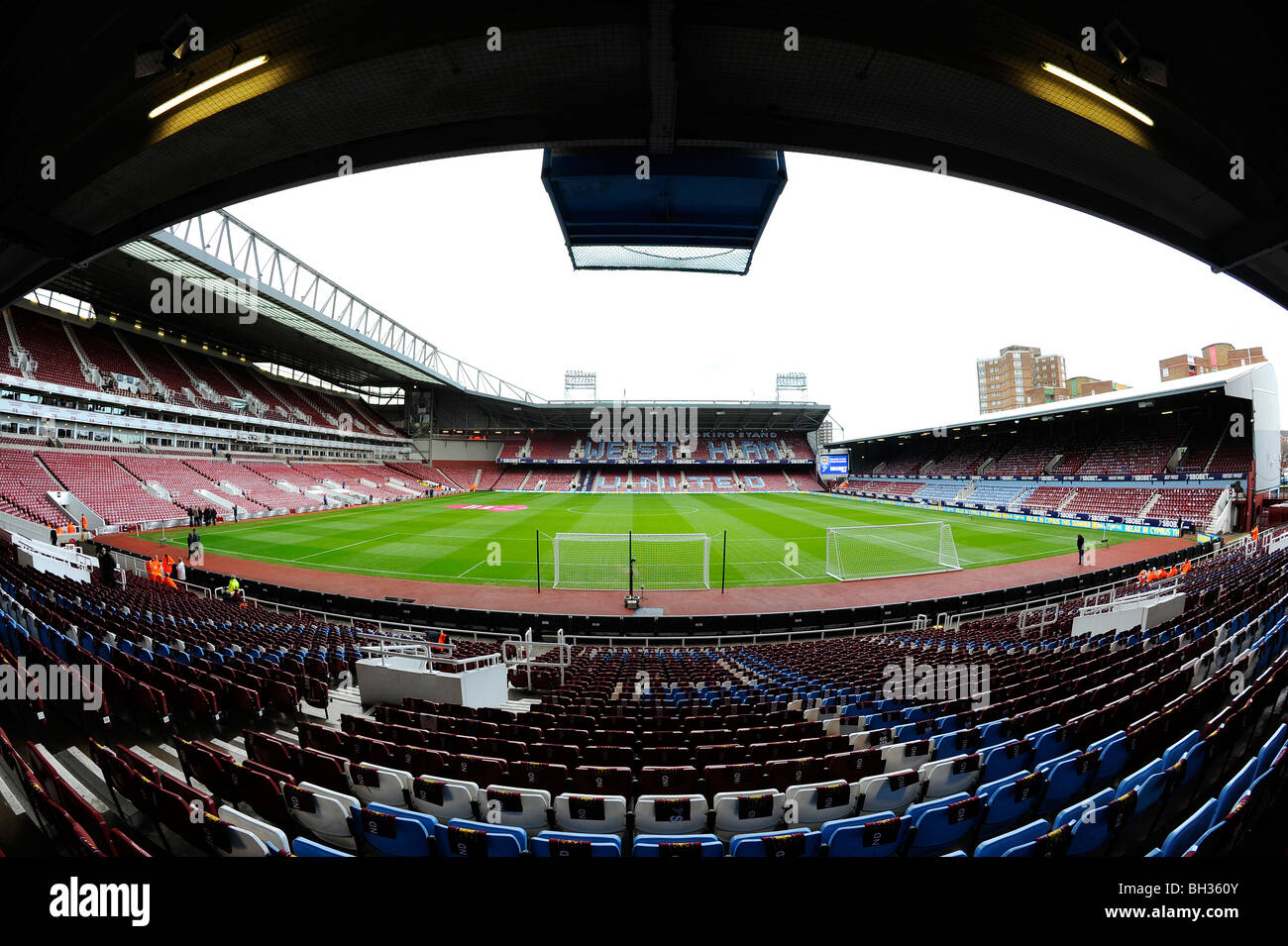Vista dentro il Boleyn Ground Stadium (noto anche come Upton Park), Londra. Casa del West Ham United Football Club Foto Stock