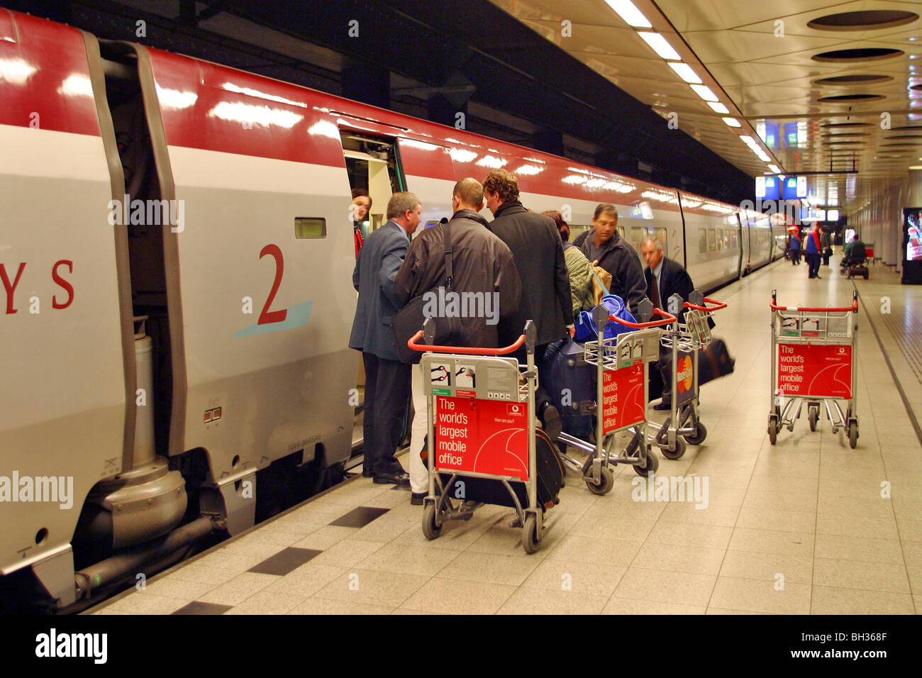 THALYS TRENO IN AMSTERDAM STAZIONE FERROVIARIA Foto Stock