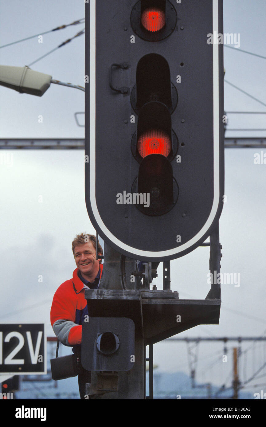 Elettricista ferroviaria su un traliccio di segnalazione, CHAMBERY, Savoie (73), Francia Foto Stock