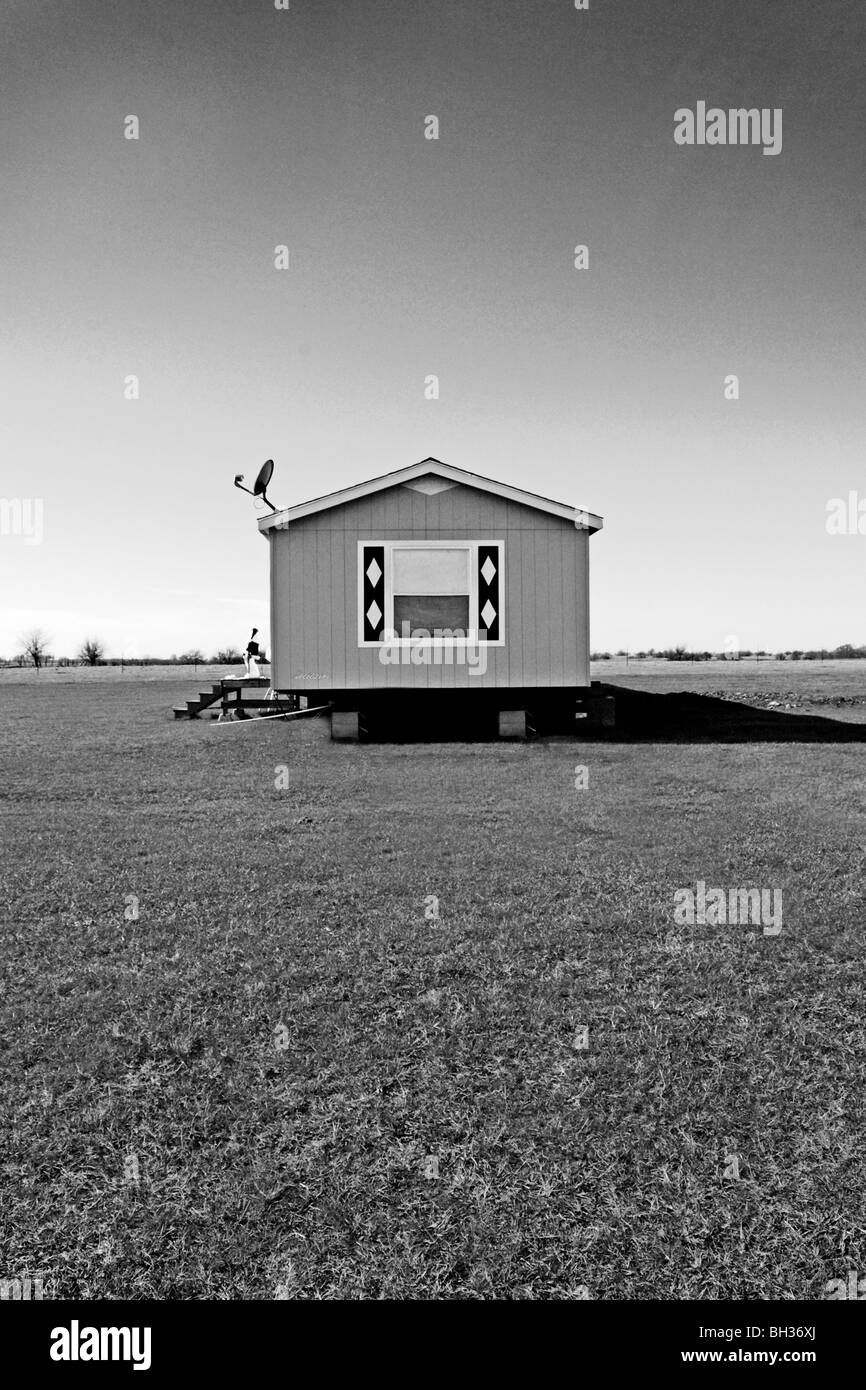 Modeste case mobili sul vasto, isolato vento spazzata di praterie di Oklahoma sono bersagli per le tempeste, danni da vento e torndos Foto Stock