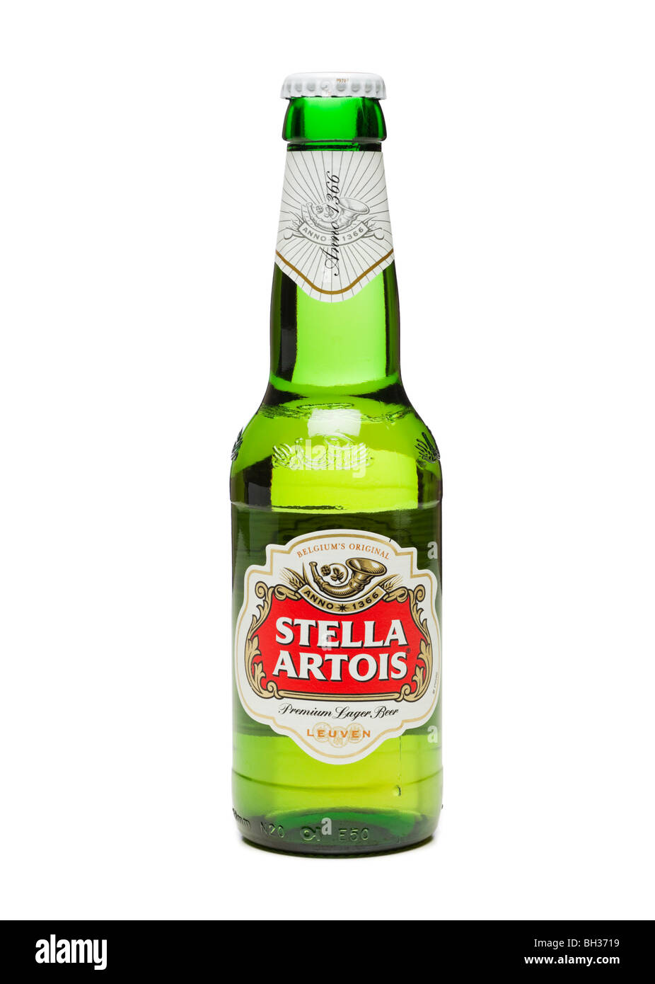 Stella Artois bottiglia di birra ritagliata su sfondo bianco Foto Stock