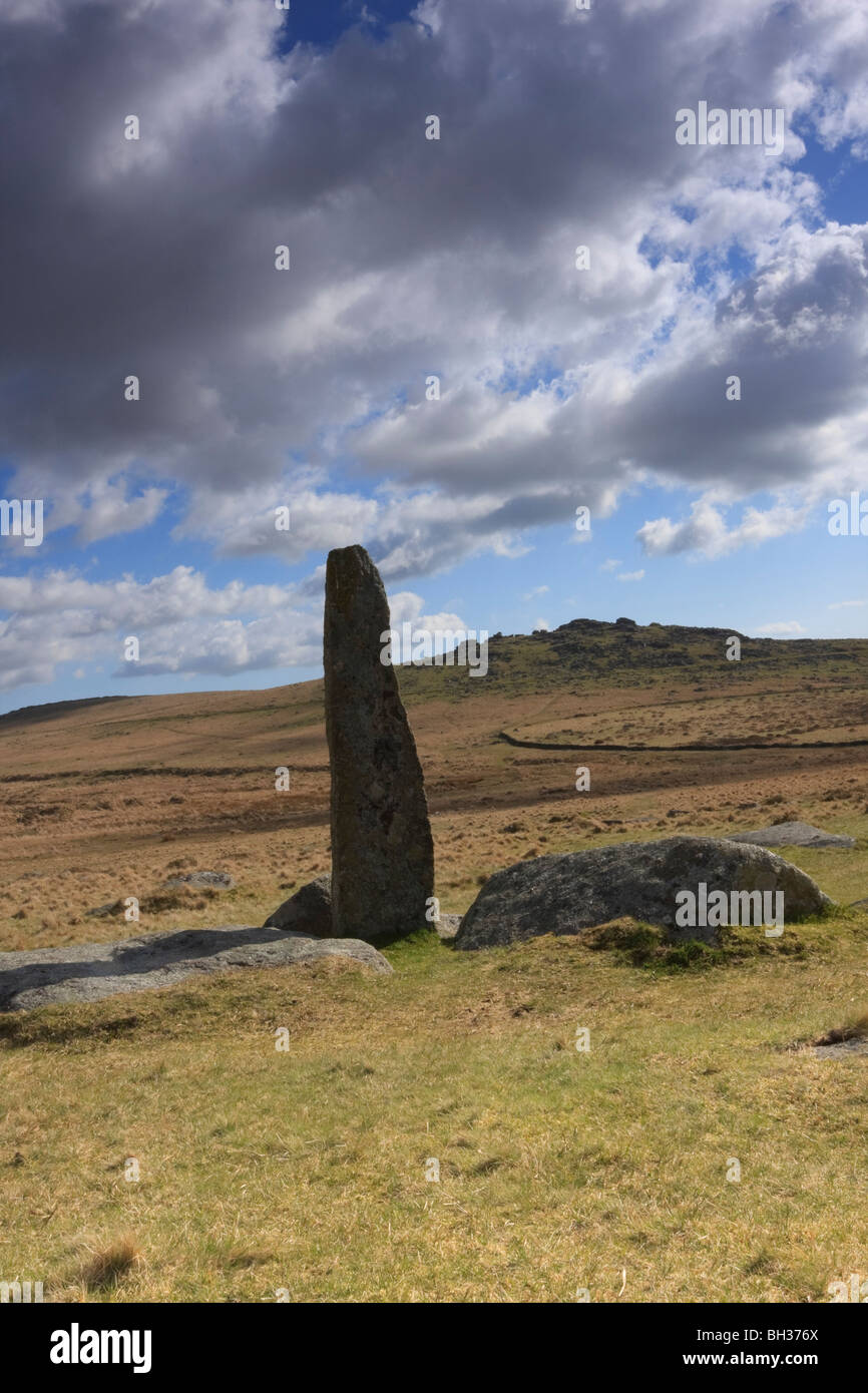 Kings Tor nel cuore di Dartmoor, con una pietra in piedi in primo piano. Foto Stock