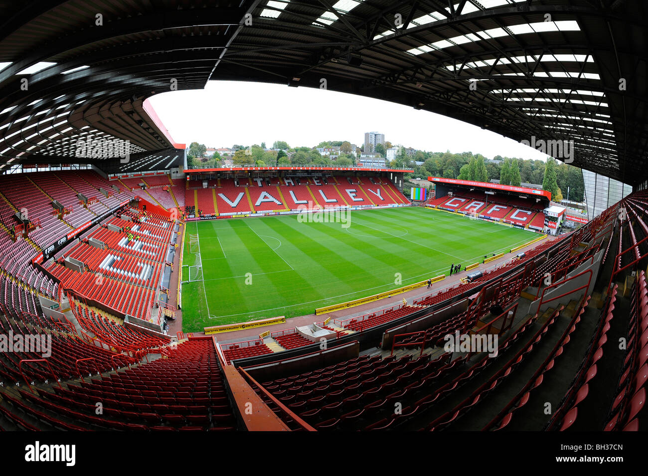 Vista dentro la valle Stadium, Londra. La casa di Charlton Athletic Football Club Foto Stock