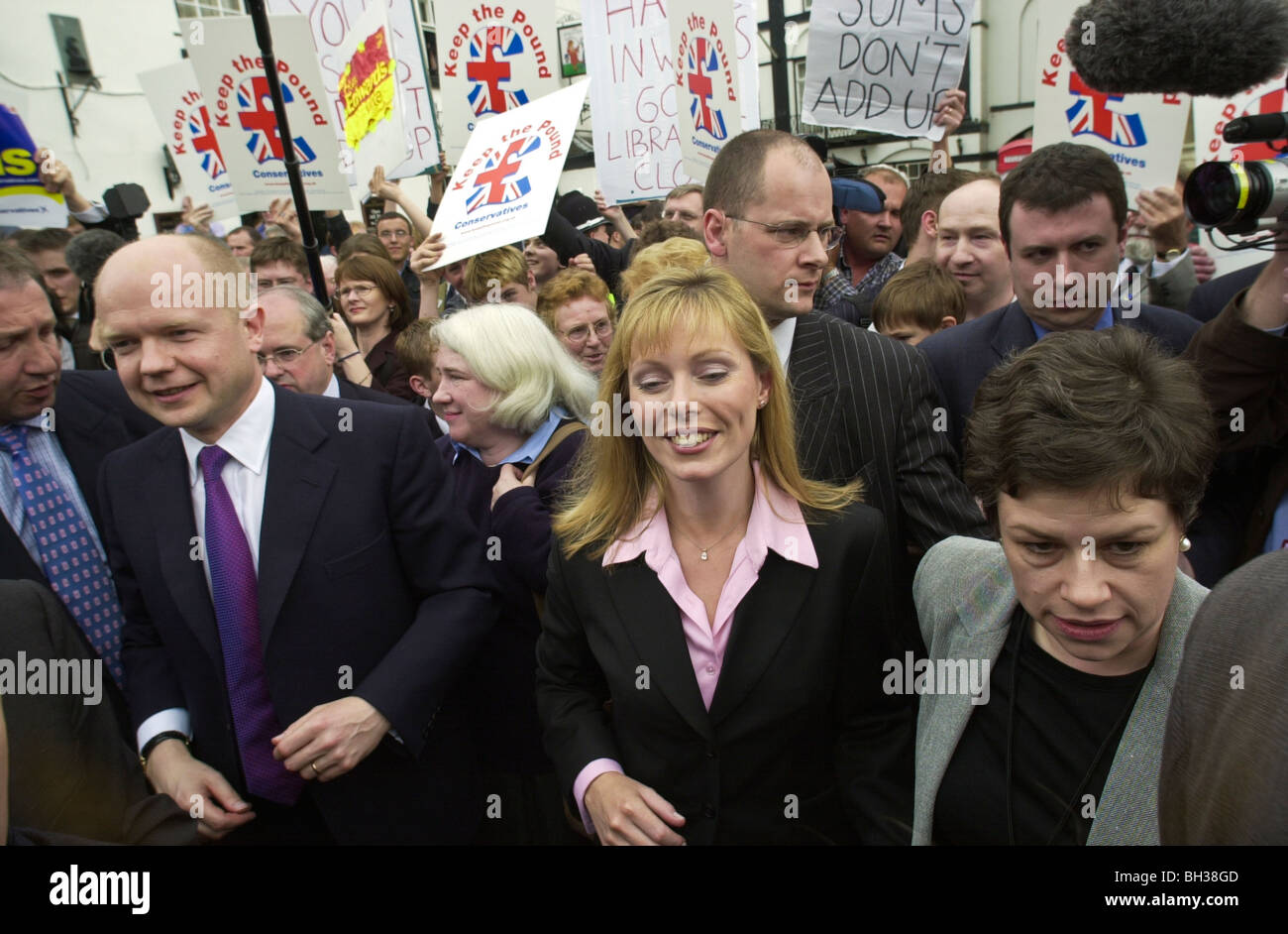 Partito conservatore leader William Hague e moglie Ffion visitando Monmouth durante 2001 elezioni generali Foto Stock