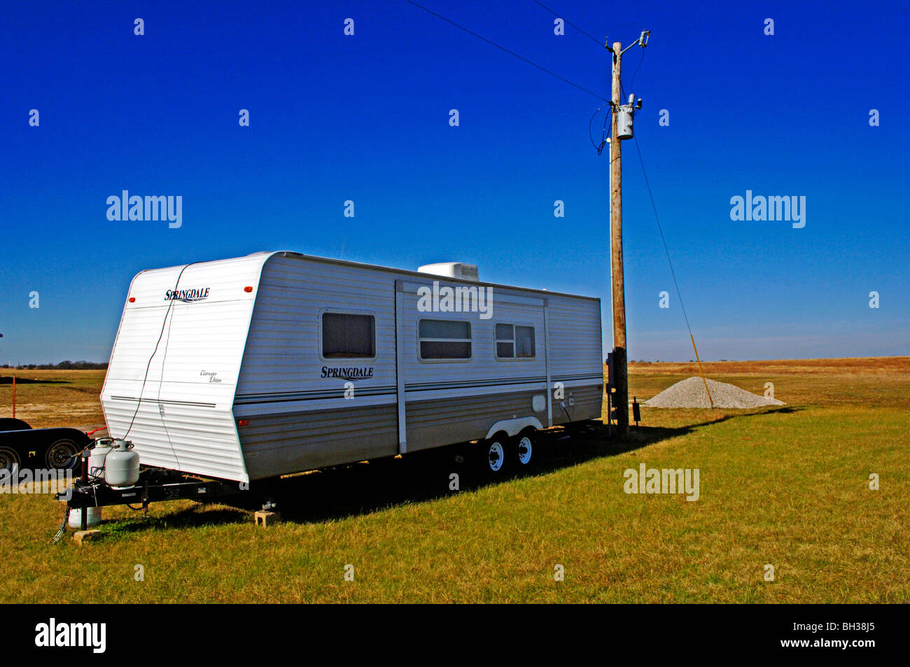 Modeste case mobili sul vasto, isolato vento spazzata di praterie di Oklahoma sono bersagli per le tempeste, danni da vento e torndos Foto Stock