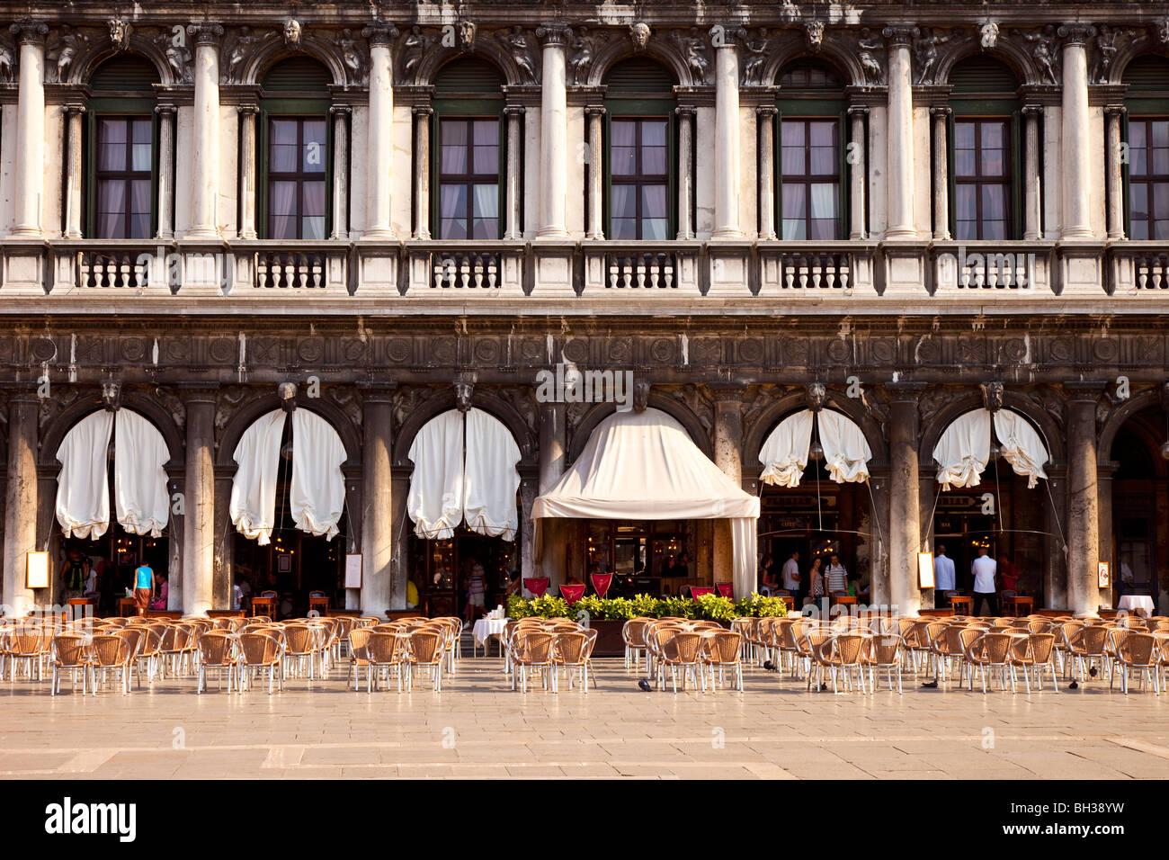 In attesa di clienti - sala da pranzo all'aperto in Piazza San Marco, Venezia Veneto Italia Foto Stock