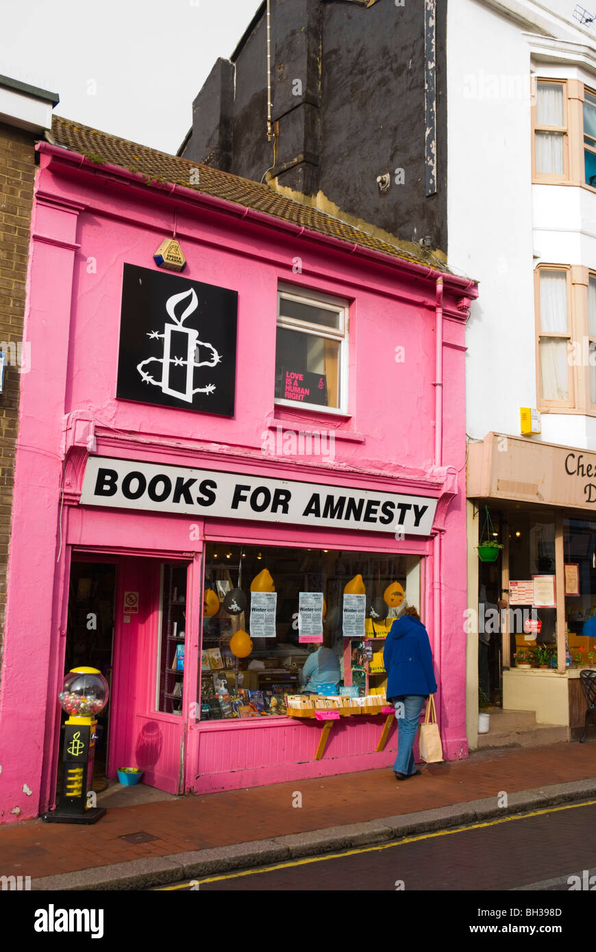 Libri per Amnesty Sydney Street North Laine Brighton Inghilterra UK Europa Foto Stock