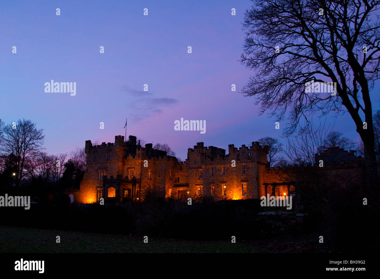 Otterburn Tower Hotel in Northumberland, Regno Unito albergo storico visto in inverno appena dopo il tramonto Foto Stock