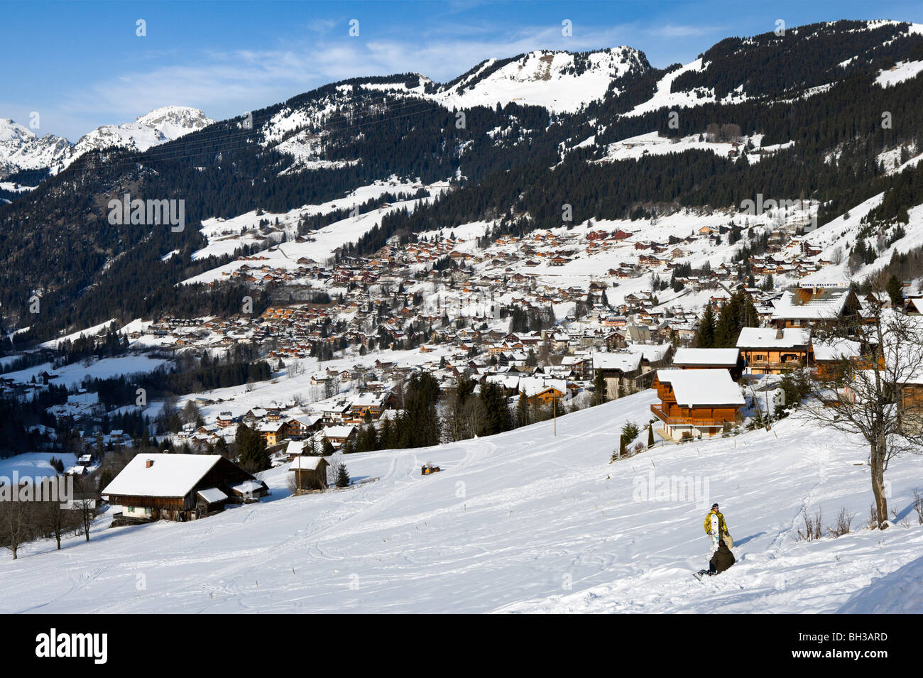 Vista del complesso di Chatel, Portes du Soleil Ski Region, Haute Savoie, Francia Foto Stock