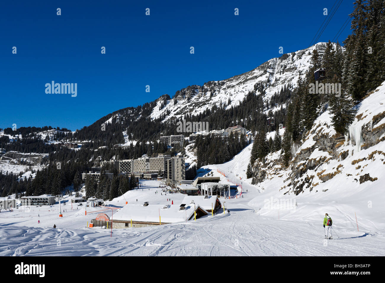 Vista del complesso di Flaine dal di sotto della Grandes Platieres Gondola, Gran Massiccio area sciistica, Haute Savoie, Francia Foto Stock