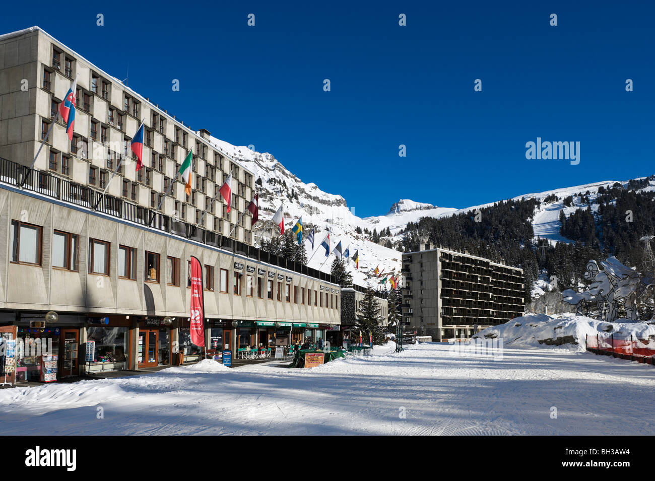 Appartamenti, negozi e ristoranti di Flaine Forum, Flaine, Gran Massiccio area sciistica, Haute Savoie, Francia Foto Stock