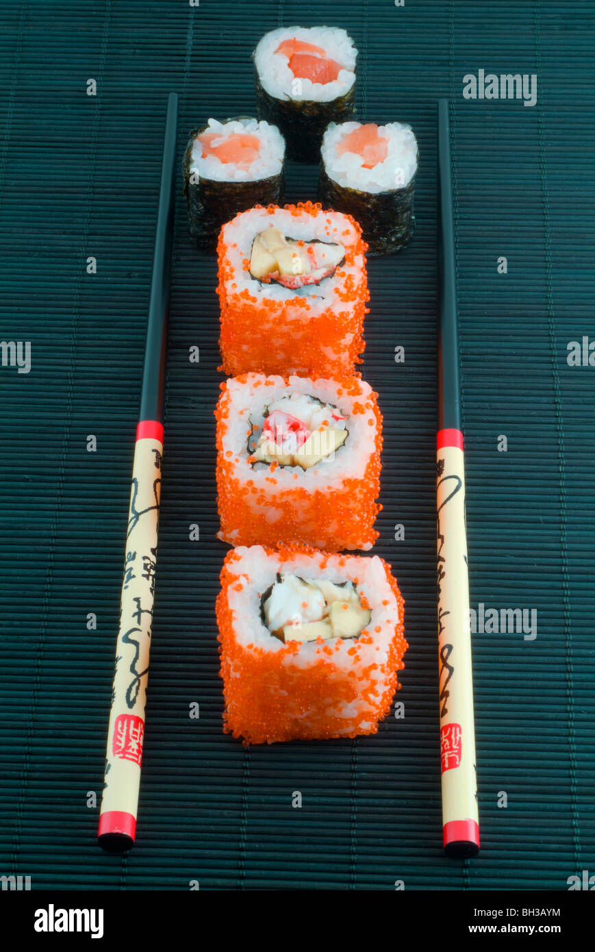 Il Sushi con bacchette shot su nero Foto Stock