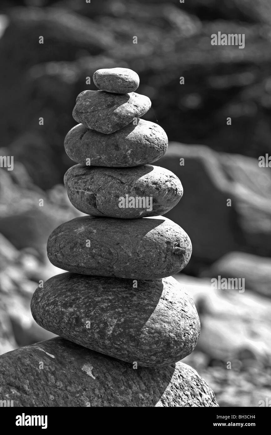 Pietre su una spiaggia della Cornovaglia, Regno Unito Foto Stock