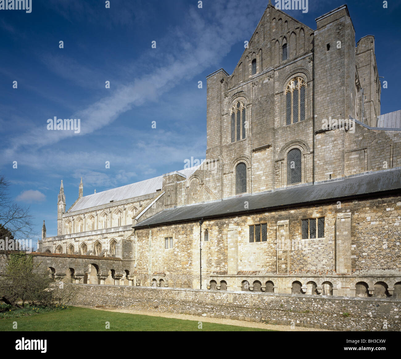 La Cattedrale di Winchester, Hampshire, Inghilterra. Transetto sud, 1079-1093, esterno da Dean Garnier garden Foto Stock