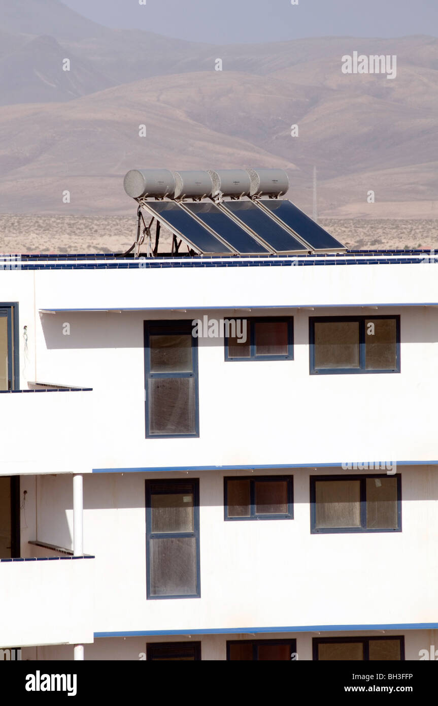 Pannello solare pannelli per il riscaldamento di acqua riscaldata del riscaldatore della luce del sole fonte di energia verde fonti riscaldatori tecnologie tecnologia Foto Stock