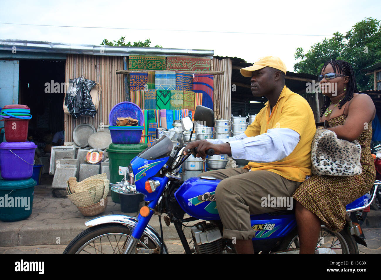 Africa Benin Cotonou moto taxi Trasporti Foto Stock