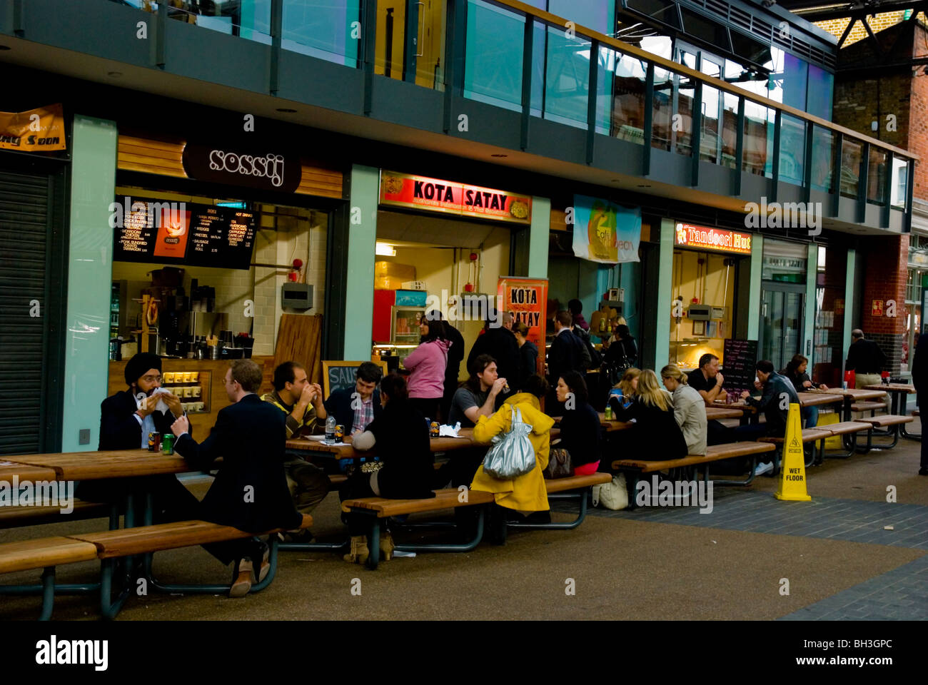 Chioschi a Spitalfields Market Londra Inghilterra Regno Unito Europa Foto Stock