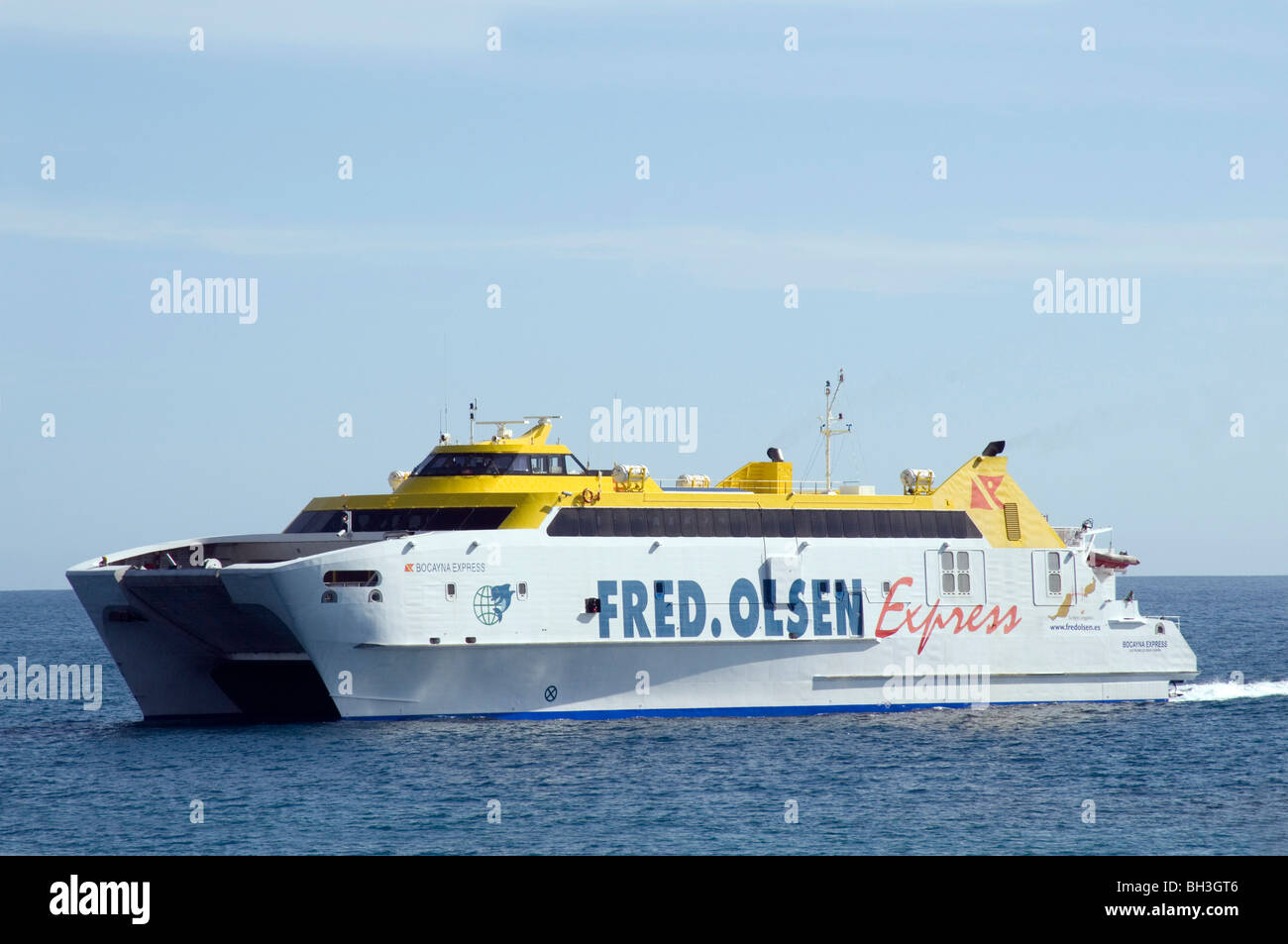 Fred Olsen ferry ferries catamarano catamarani ad alta velocità per il trasporto di passeggeri del veicolo auto tra fuerteventura lanzarote saili Foto Stock