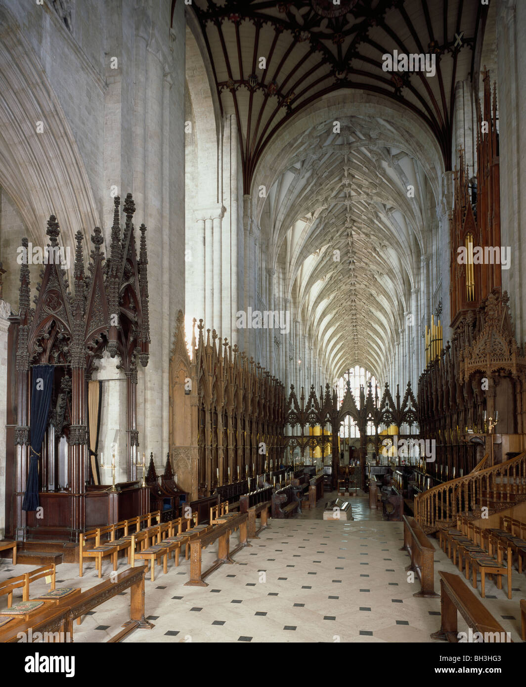 La Cattedrale Di Winchester Hampshire Vista Attraverso Il Presbiterio E Cudiero Verso La Navata Sulla Sinistra E Del Xix Secolo Il Vescovo Ha Il Trono Foto Stock Alamy