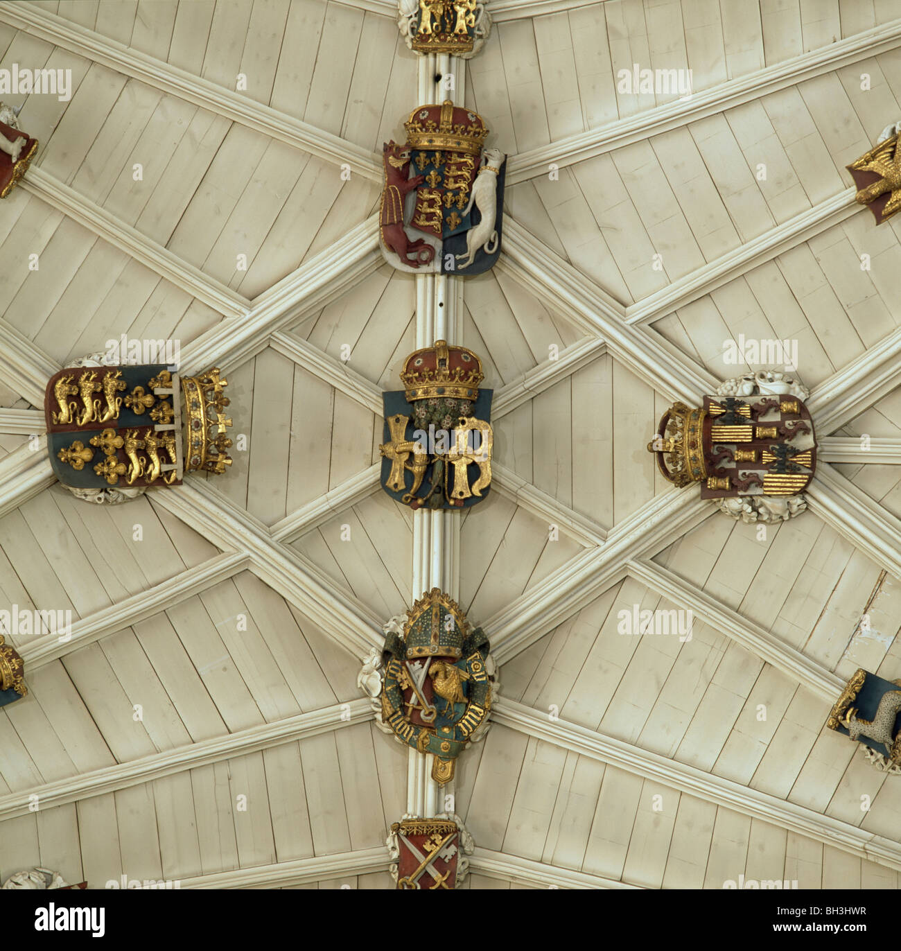 La Cattedrale di Winchester, Hampshire. Presbiterio borchie del tetto con royal e araldico episcopale progetta, inizi del XVI secolo. Foto Stock