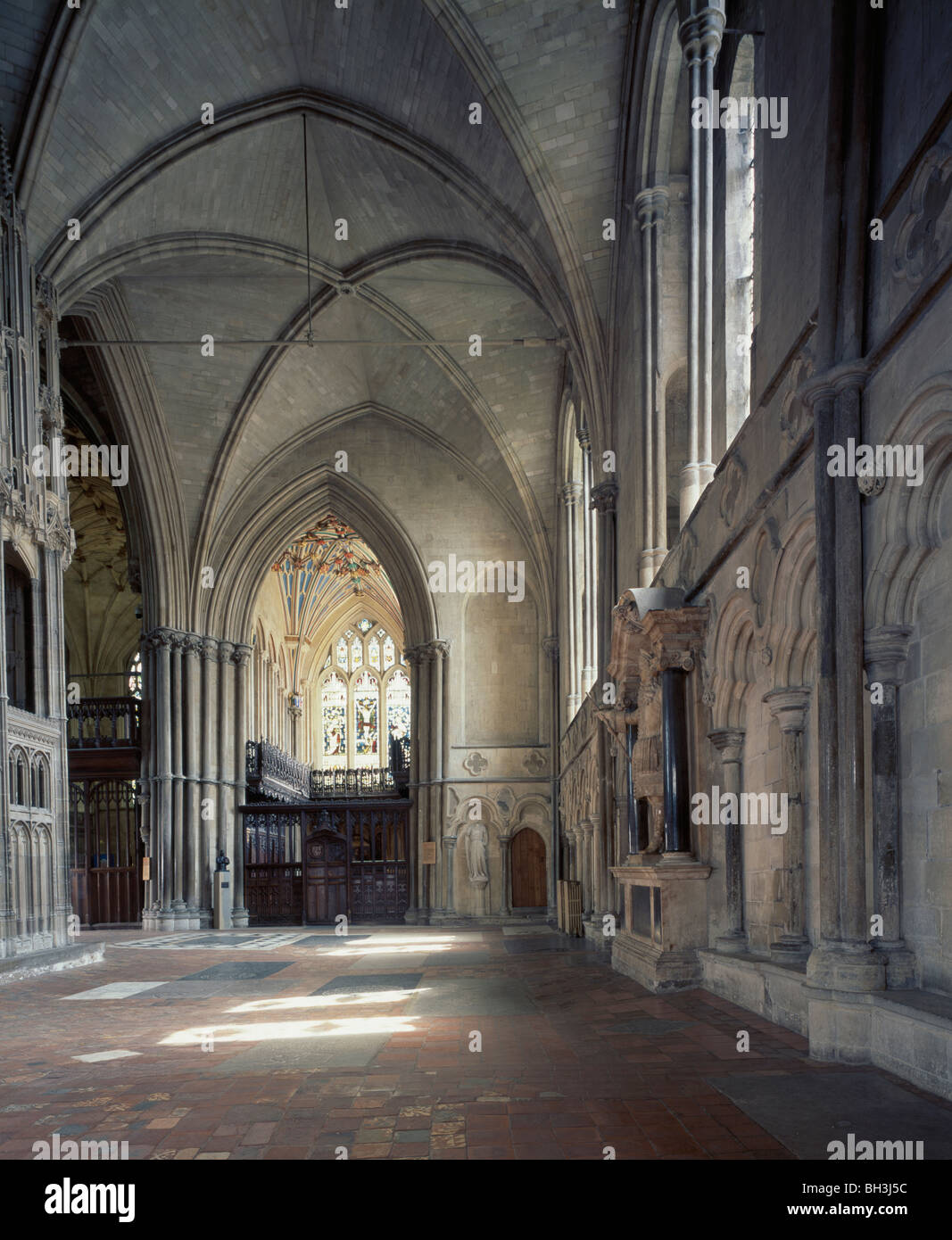 La Cattedrale di Winchester, Hampshire. Sud cudiero corsia guardando ad est, attraverso il pavimento irregolare (a causa di fenomeni di subsidenza). Foto Stock