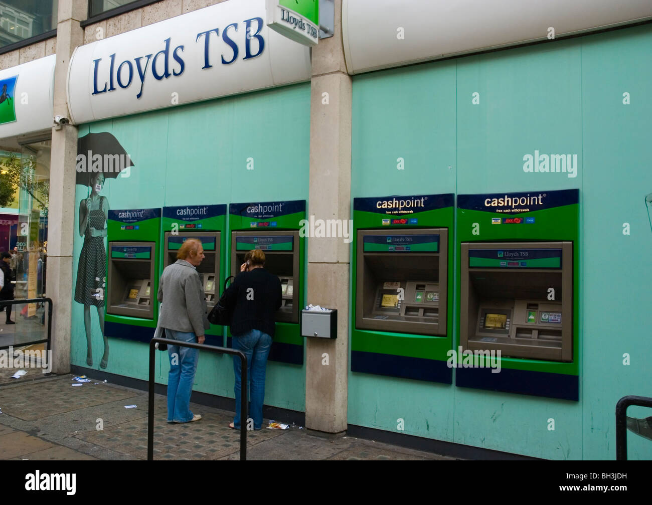 Lloyds TSB banche cassa macchine fuori Oxford street central Londra Inghilterra Regno Unito Europa Foto Stock
