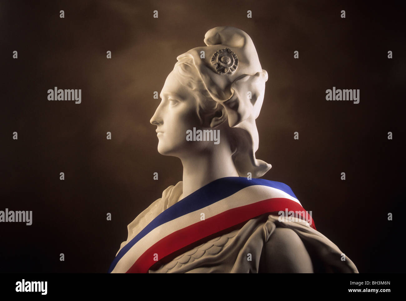 Statua di Marianne, simbolo nazionale della Repubblica francese drappeggiati in bandiera francese Foto Stock