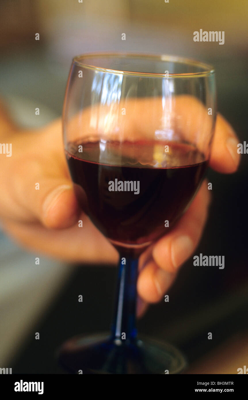 Uomo con un bicchiere di vino - close up Foto Stock
