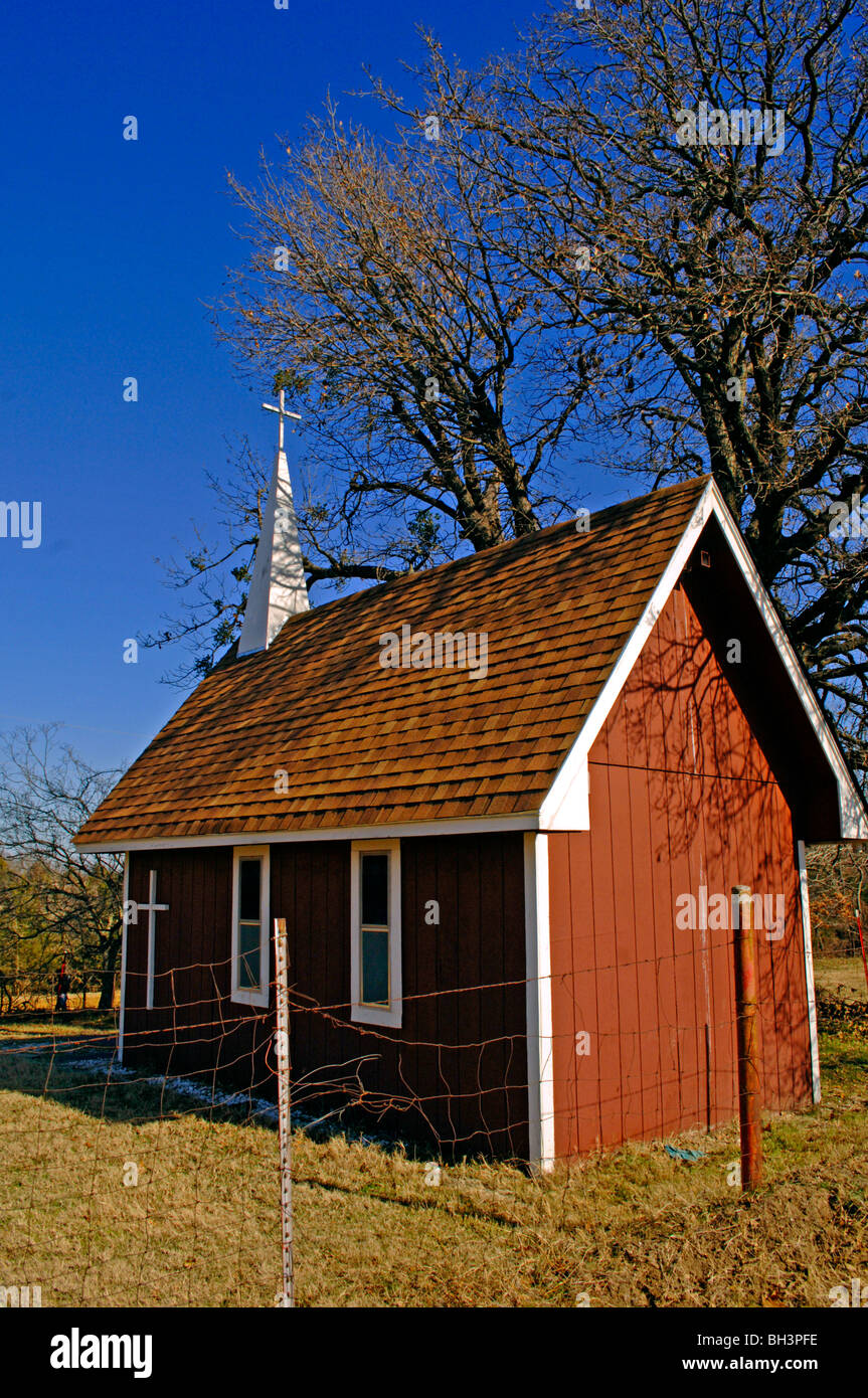 Cappella della chiesa si siede da solo sotto un magnifico cielo blu in questo ambiente rurale Mid America impostazione solo pochi giorni prima delle vacanze di Natale. Foto Stock