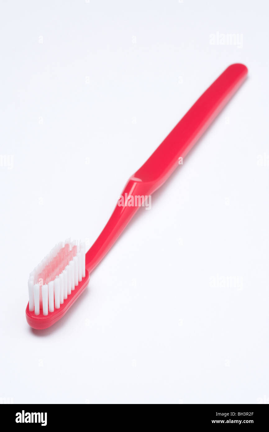 spazzolino rosso su sfondo bianco Foto Stock