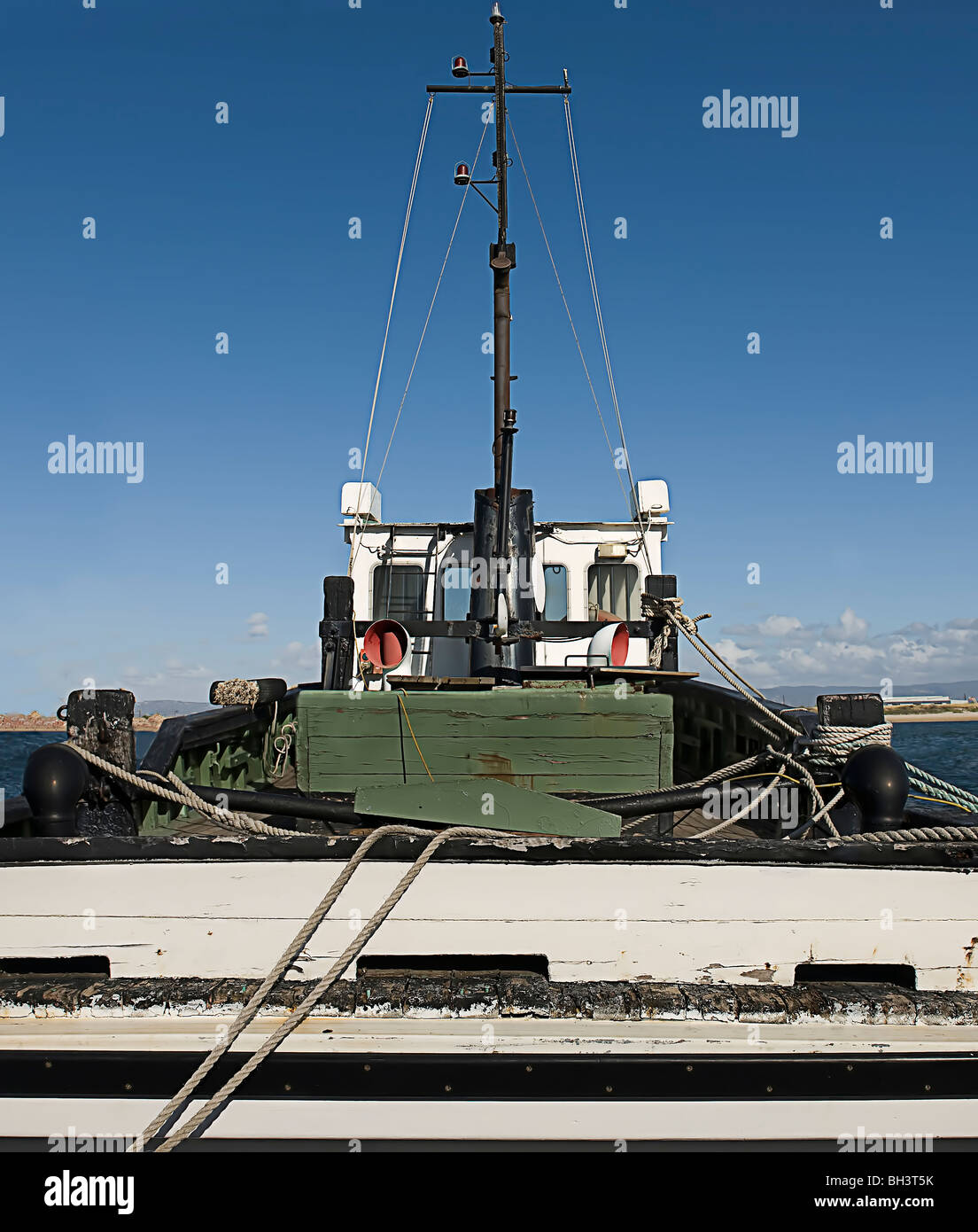 Un legno vecchio peschereccio pronto per andare al mare. Foto Stock