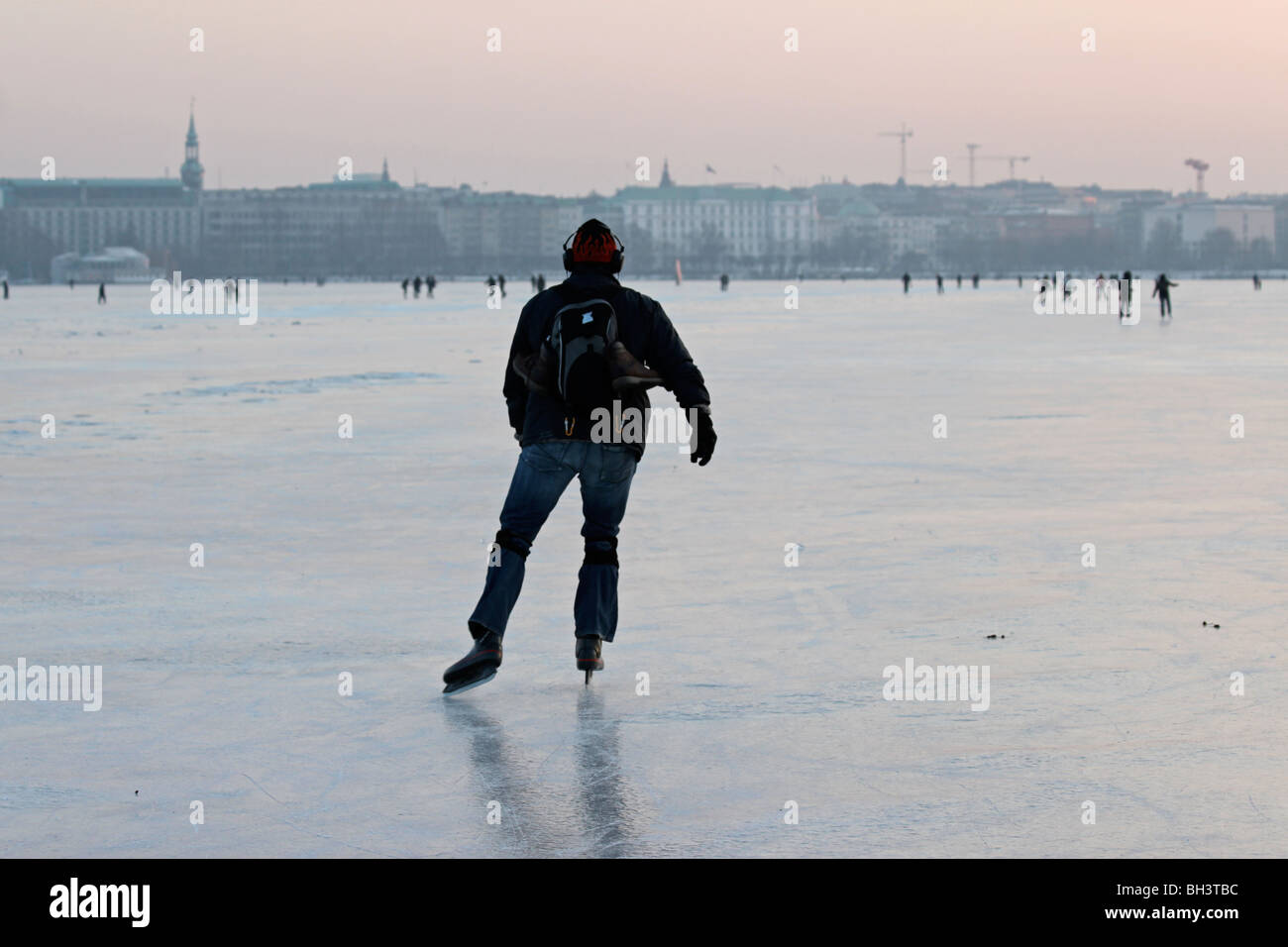 Pattinatore su ghiaccio sul Alster congelati Foto Stock