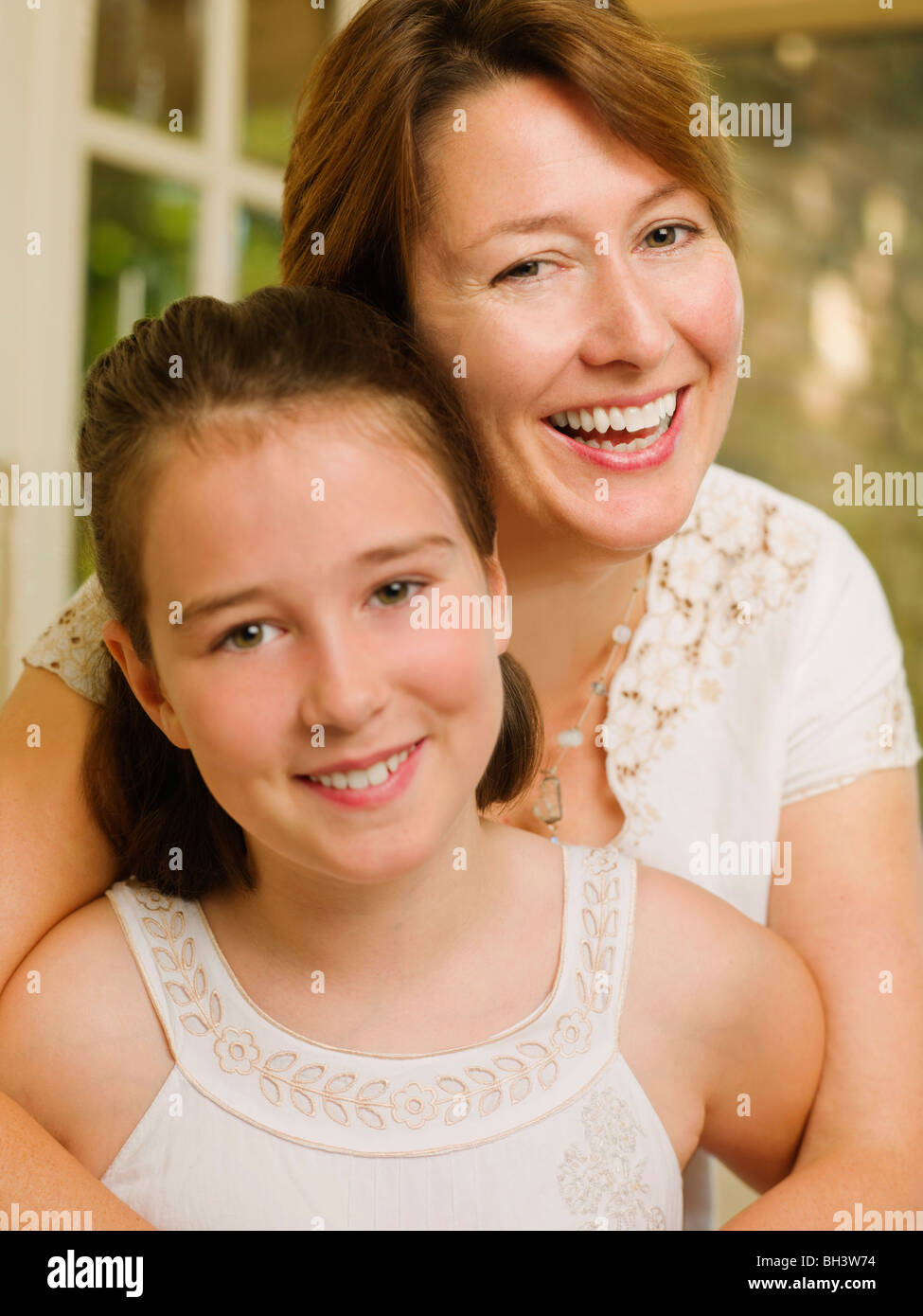 Madre e figlia sorridere alla telecamera Foto Stock