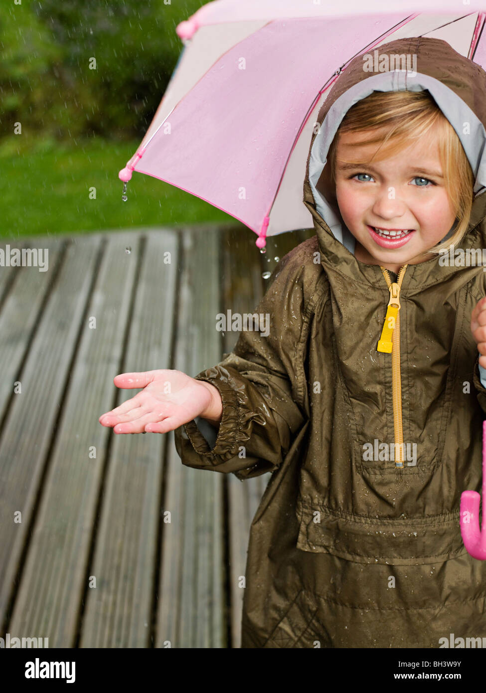 Una giovane ragazza sotto un ombrello Foto Stock