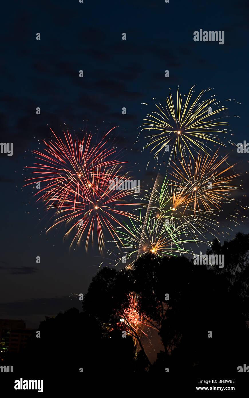 Fuochi d'artificio nel cielo per una celebrazione di notte di Capodanno. Foto Stock