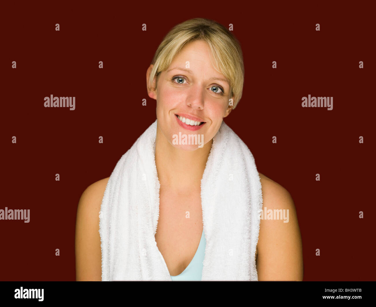 Un ritratto di una donna con asciugamano Foto Stock