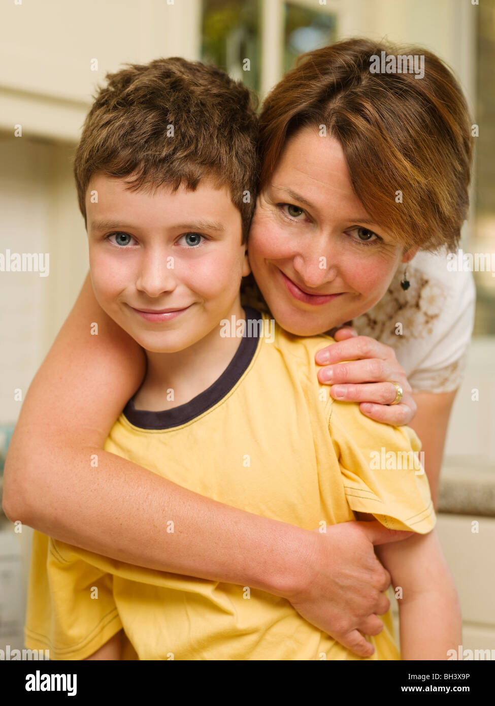 Madre e figlia sorridere alla telecamera Foto Stock