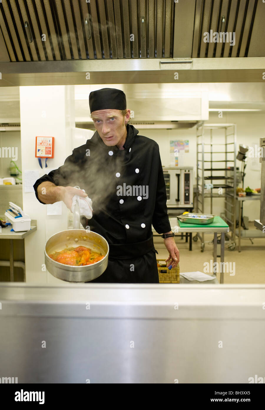 Un ritratto di uno chef in cucina Foto Stock