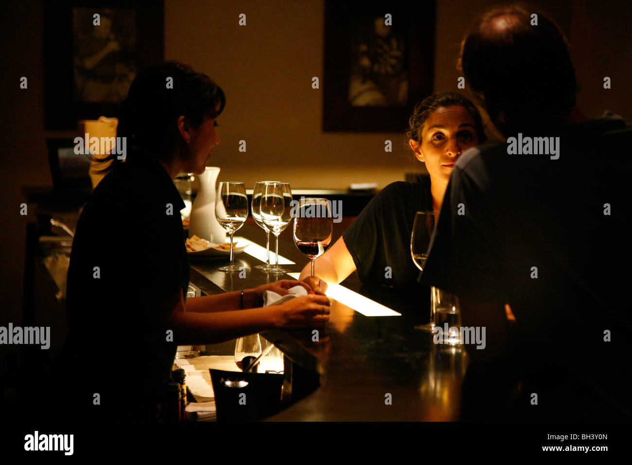 La gente beve vino presso la sala degustazione di vitigni di Mendoza wine bar, Mendoza, Argentina. Foto Stock