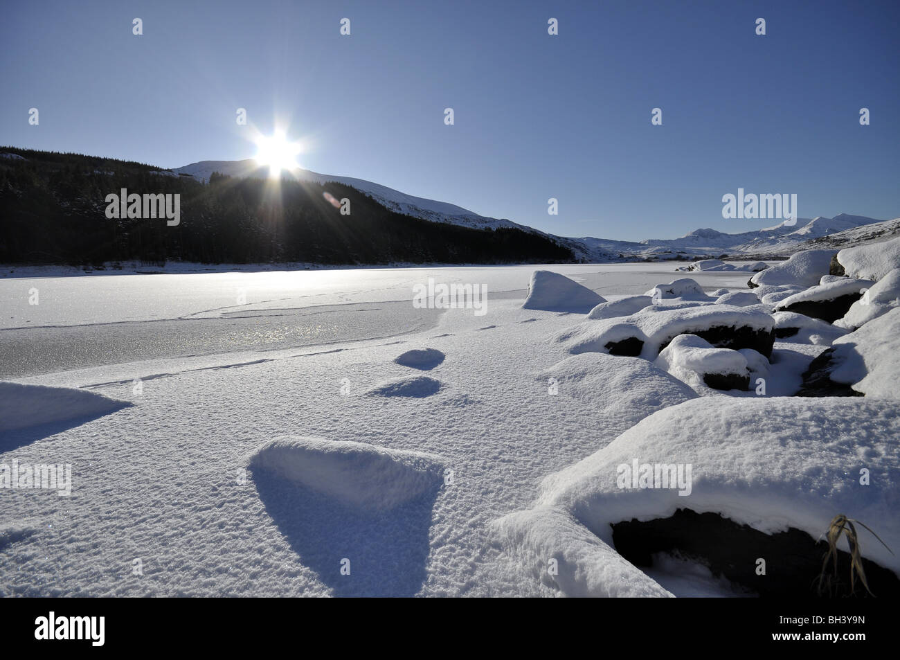 Llynnau Mymbyr laghi congelati & Snowdon Mountain Range in la distanza con la neve in inverno Gennaio 2010 Foto Stock