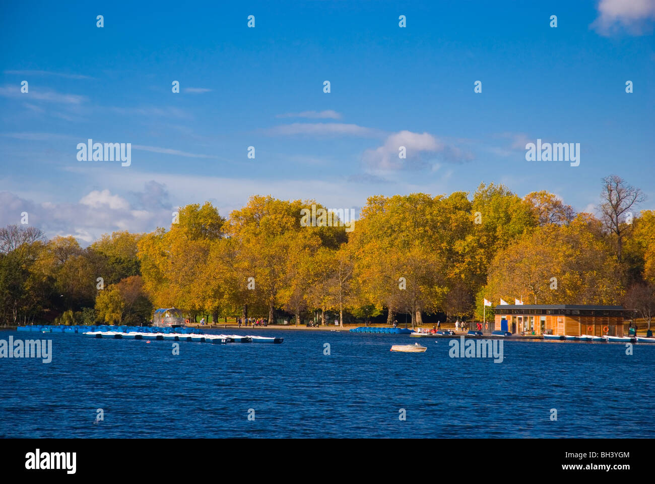 Dal Molo presso il lago a serpentina Hyde Park Central Londra Inghilterra Regno Unito Europa Foto Stock