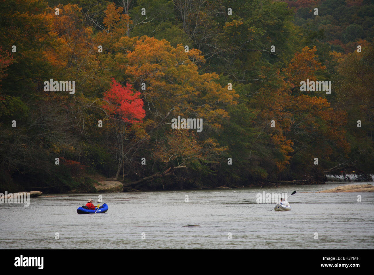 KAYAKER(S) gonfiabile canoa kayak un fiume godendo la caduta colore in alberi GEORGIA ampio angolo nessun modello di rilascio Foto Stock