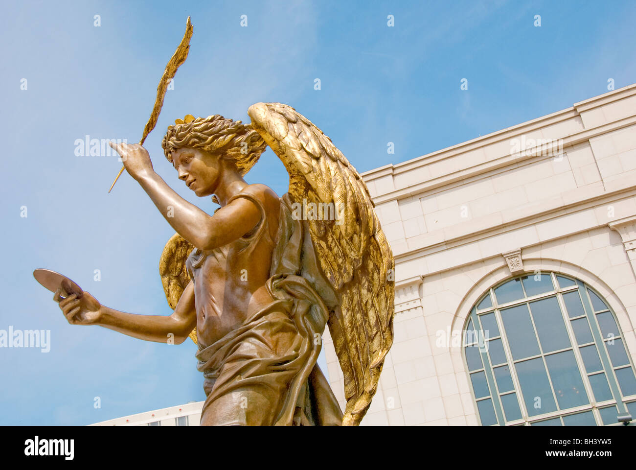 14 piedi statua in bronzo, 'La registrazione Angel' da Audrey Flack in plaza di Schermerhorn Symphony Center a Nashville, nel Tennessee Foto Stock