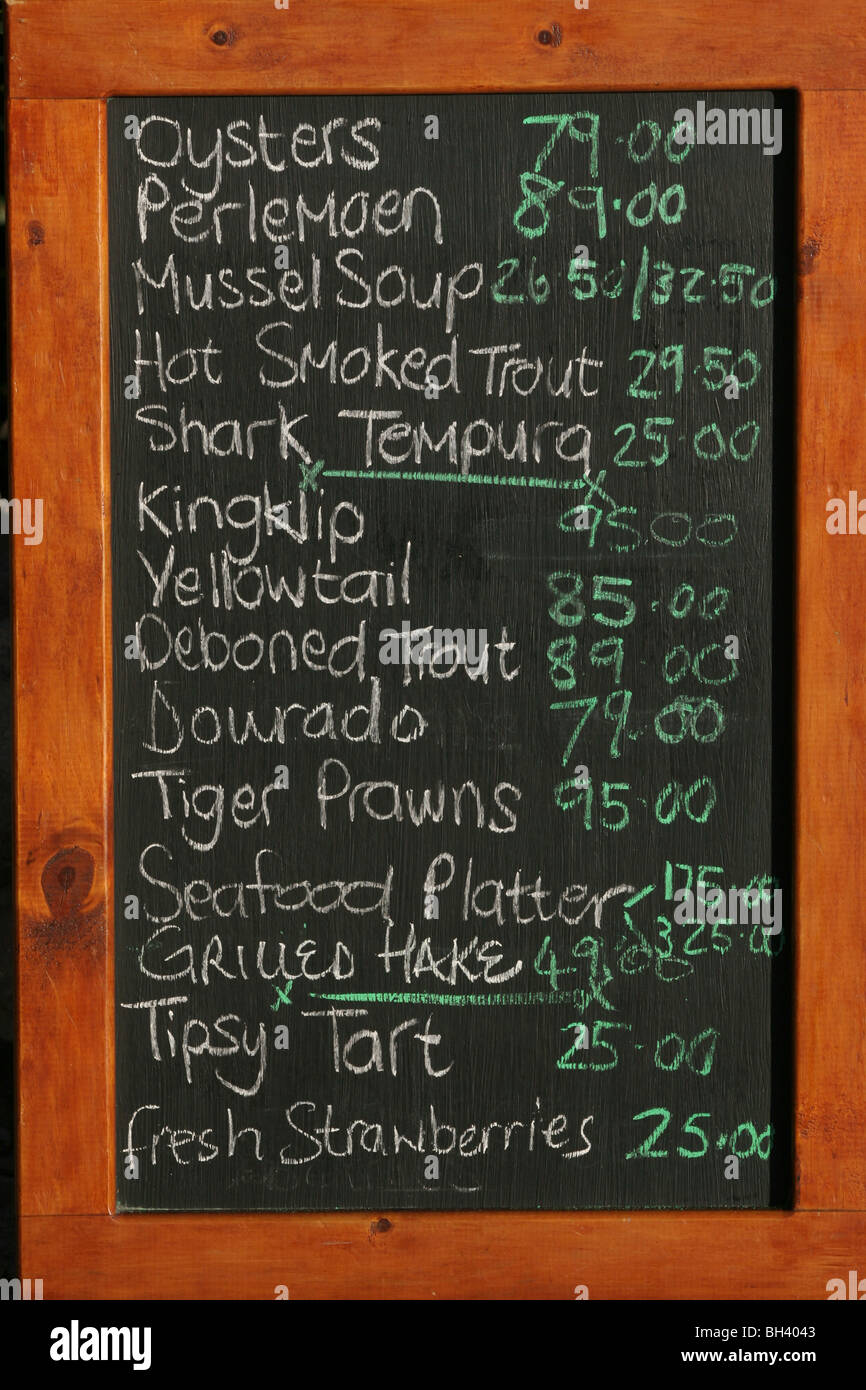 Scheda di colore nero con menu scritti in gesso al ristorante di pesce, St Lucia, KwaZulu Natal, Sud Africa Foto Stock