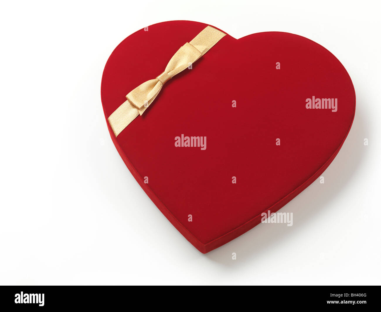 Cuore rosso a forma di scatola regalo isolato su sfondo bianco Foto Stock