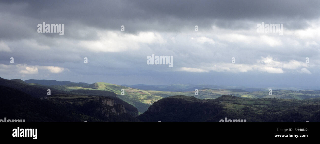 Esteso altopiano di montagna nelle Cévennes , Francia. Il paesaggio è in parte ombreggiato da strato-cumulus e nimbo-stratus nuvole Foto Stock