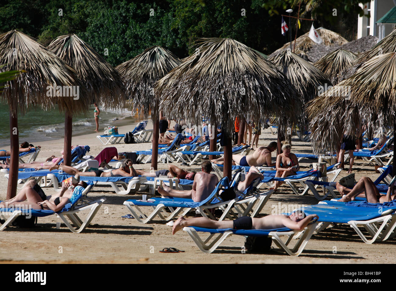 I turisti si stendono al sole sulla spiaggia di un resort all inclusive, Samana, Repubblica Dominicana Foto Stock