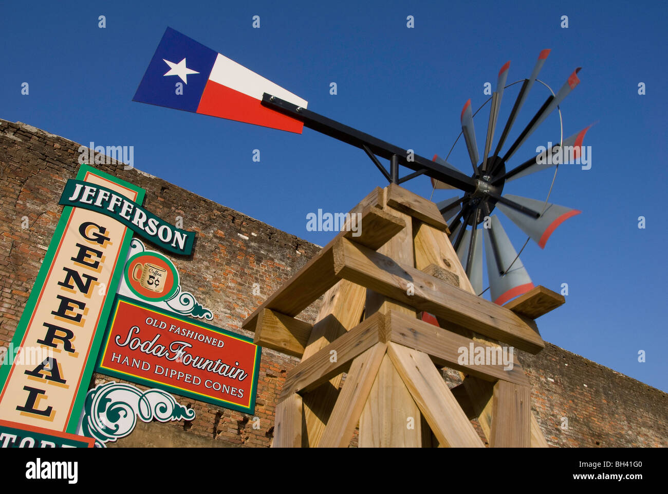 Modello in legno mulino a vento, coda dipinte con Texas State flag in Jefferson, Texas, Stati Uniti d'America Foto Stock