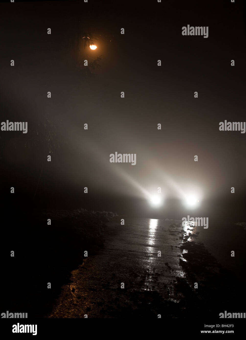 L'effetto Tyndall, noto anche come Tyndall scattering, è la dispersione della luce da parte di particelle colloidali o particelle in suspensi Foto Stock