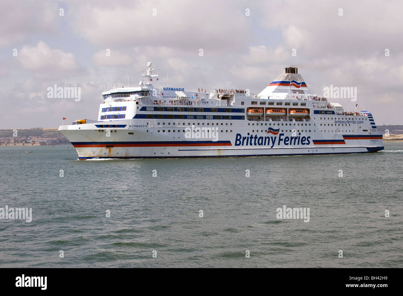 Brittany Ferries cross channel traghetto auto, Portsmouth Porto, Portsmouth, Hampshire, Inghilterra, Regno Unito. Foto Stock
